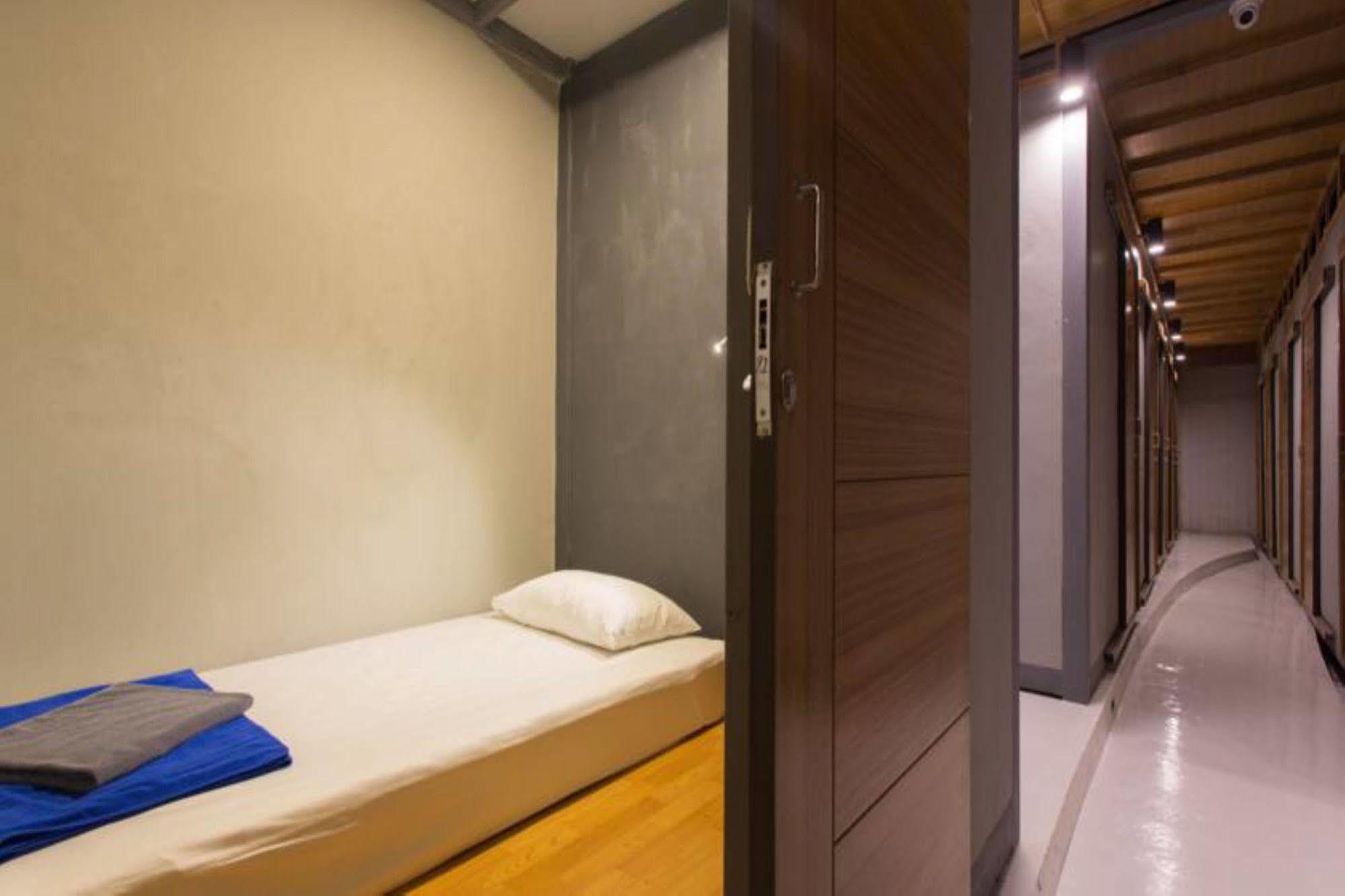 Holiday Station Hostel Krabi Exterior photo